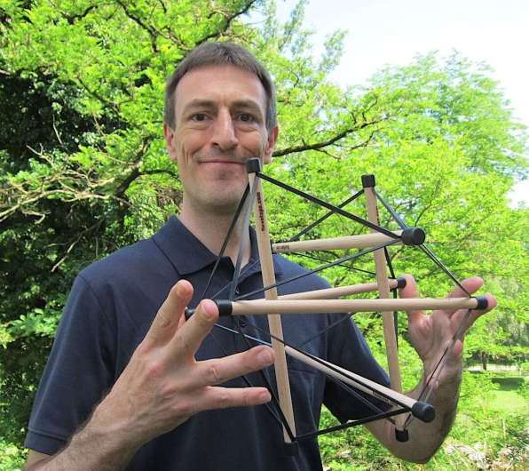 Mag. Christian Waltenberger mit Tensegrity-Modell